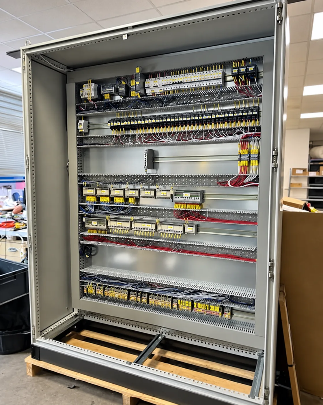 Armoire électrique en atelier, illustration des équipements de commande